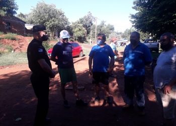 Policía y Defensoría del Pueblo en la chacra 239 de Posadas