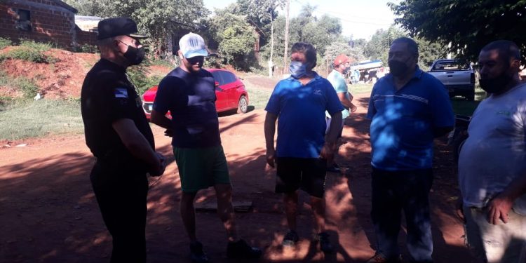 Policía y Defensoría del Pueblo en la chacra 239 de Posadas