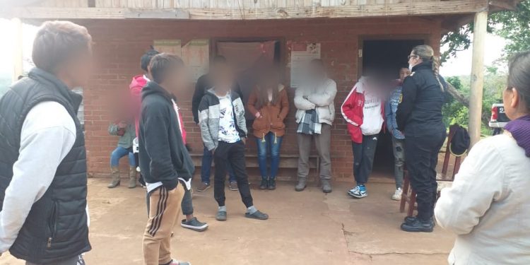 Aldea Yacutinga: Efectivos policiales brindaron charlas preventivas