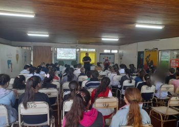 En Escuelas y en los barrios la Policía trabaja en la prevención comunitaria y escolar