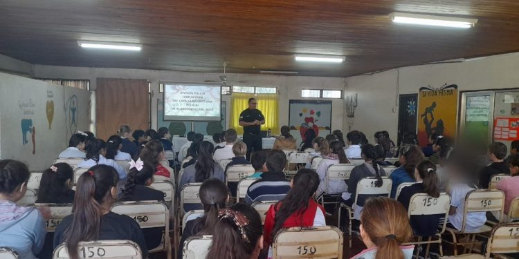 En Escuelas y en los barrios la Policía trabaja en la prevención comunitaria y escolar